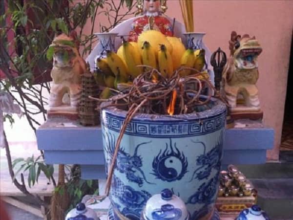 Bát hương bốc cháy báo hiệu điều gì?