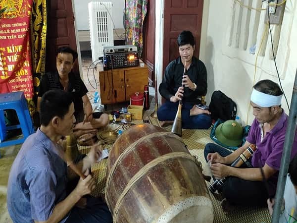 Tại sao đám ma lại đánh trống, kèn?