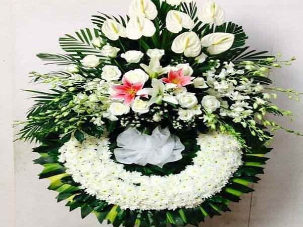 Mua vòng hoa tươi là câu trả lời đi đám tang nên mua gì