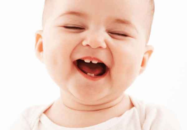 Thấy con gái mình mọc nhiều răng cùng một lúc có thể là một dấu hiệu không tốt